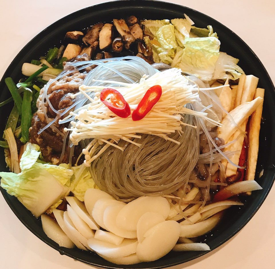H5. Bul Nak Jeongol / 불낙전골 / 烤牛肉章鱼火锅 <img src='https://bueokae.ca/wp-content/uploads/2022/04/chili.png' width='15px' />
