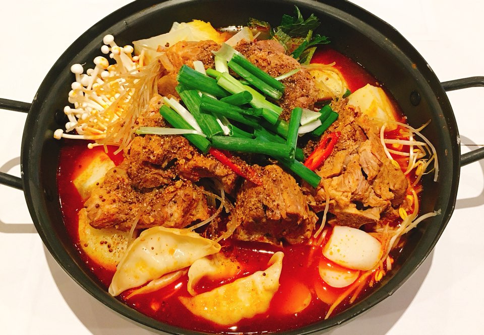 H3. Gamjatang Jeongol / 감자탕전골 / 豬骨湯火鍋 <img src='https://bueokae.ca/wp-content/uploads/2022/04/chili.png' width='15px' />