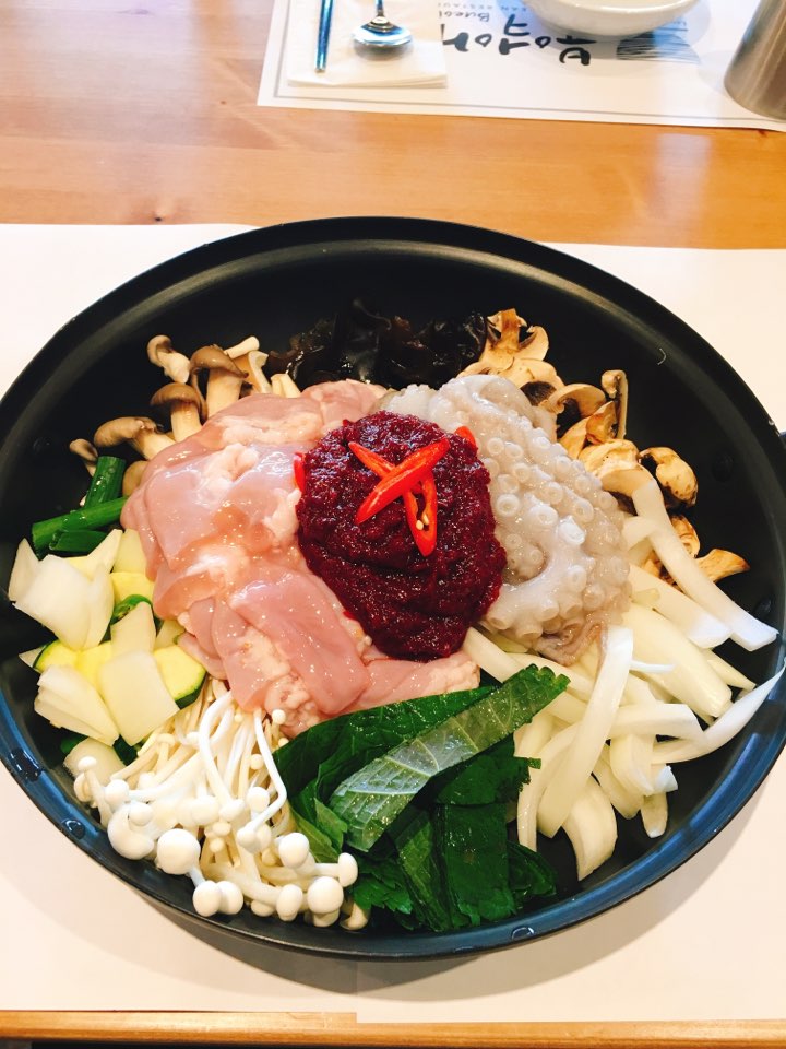 H1. GopNak Jeongol / 곱낙전골 / 牛腸章魚火鍋 <img src='https://bueokae.ca/wp-content/uploads/2022/04/chili.png' width='15px' />