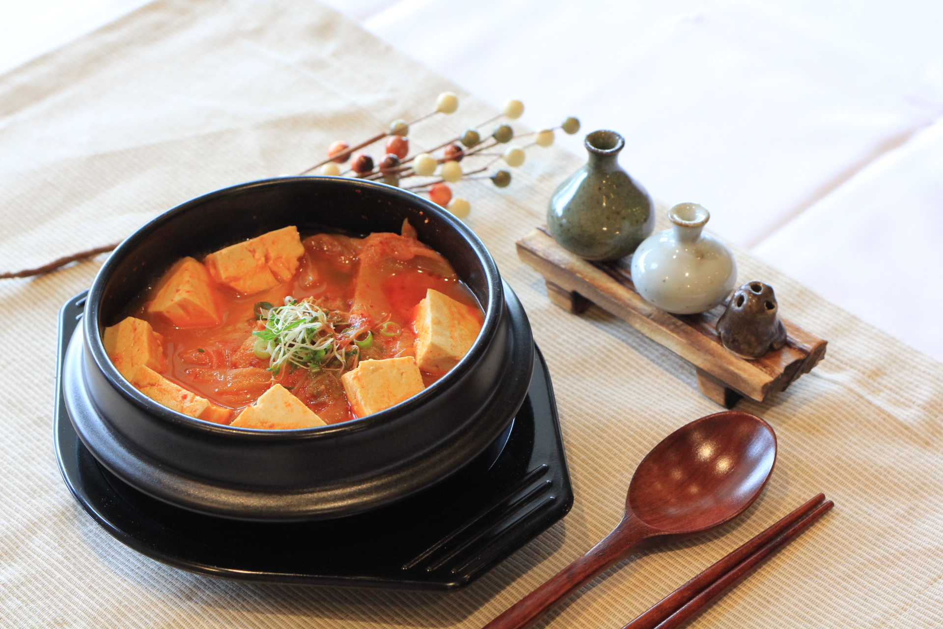 DS12. Kimchi Jjigae / 김치찌개 / 辣泡菜湯 <img src='https://bueokae.ca/wp-content/uploads/2022/04/chili.png' width='15px' />