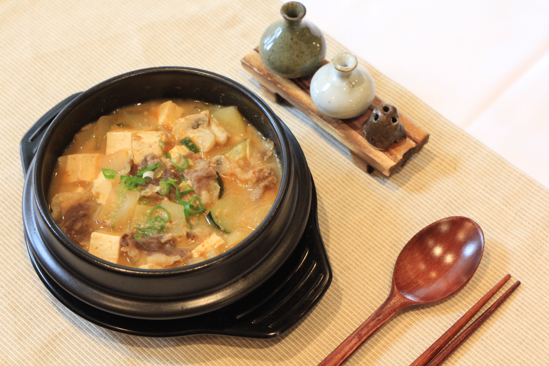 DS13. Doenjang Jjigae / 된장찌개 / 大酱湯 <img src='https://bueokae.ca/wp-content/uploads/2022/04/chili.png' width='15px' />