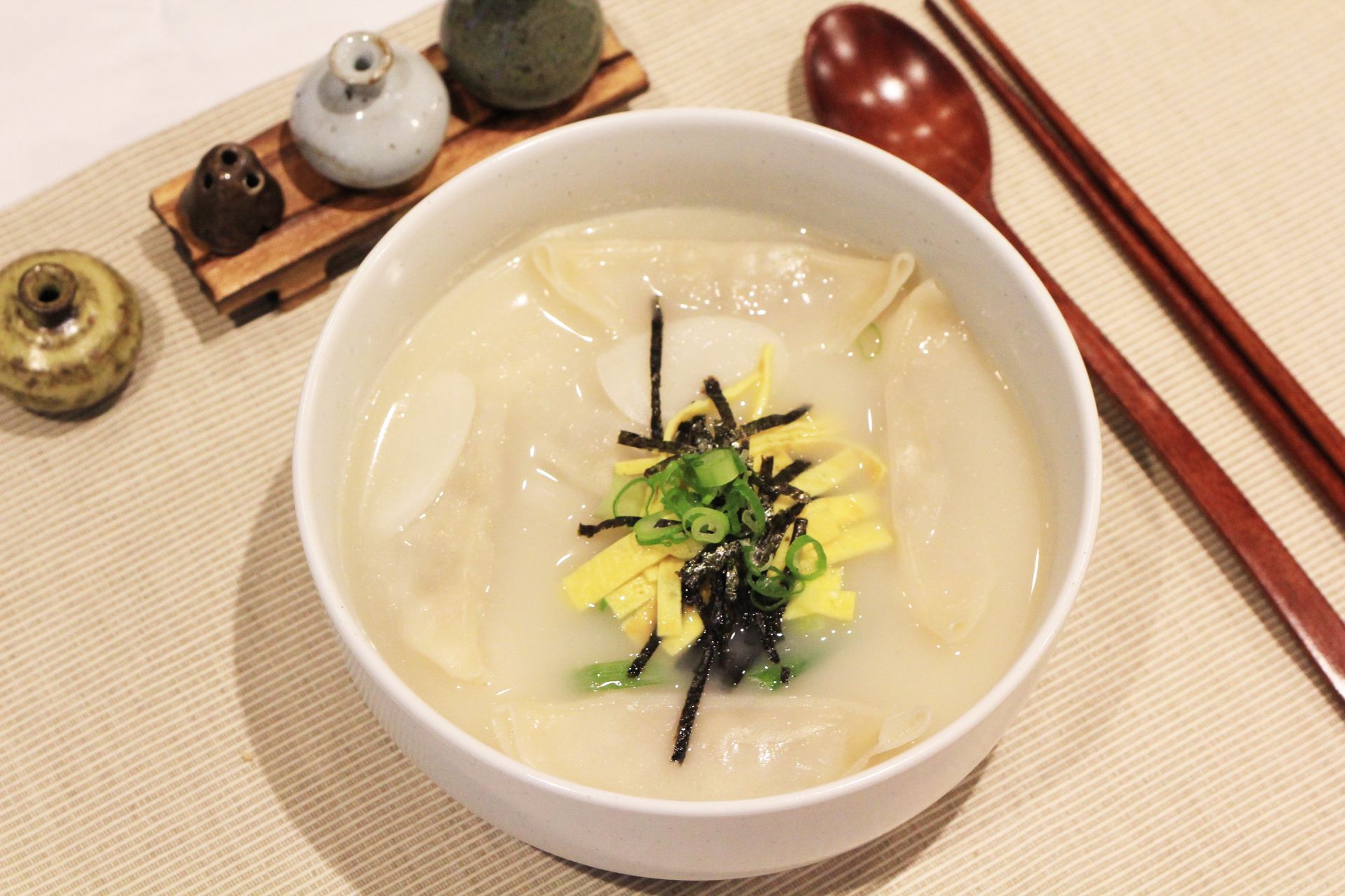 DS15. Tteok Mandu Guk / 떡만두국 / 年糕餃子湯
