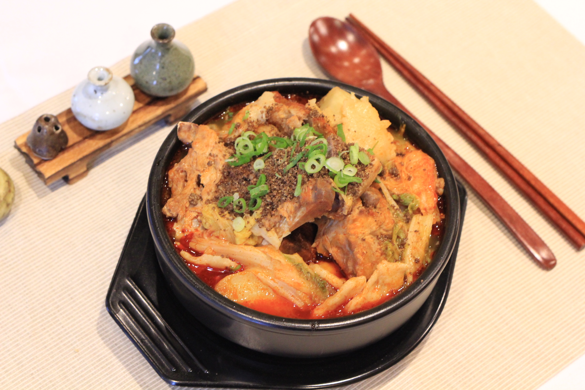 DS8. Sujebi Gamja Tang / 수제비 감자탕 / 揪麵豬骨湯 <img src='https://bueokae.ca/wp-content/uploads/2022/04/chili.png' width='15px' />